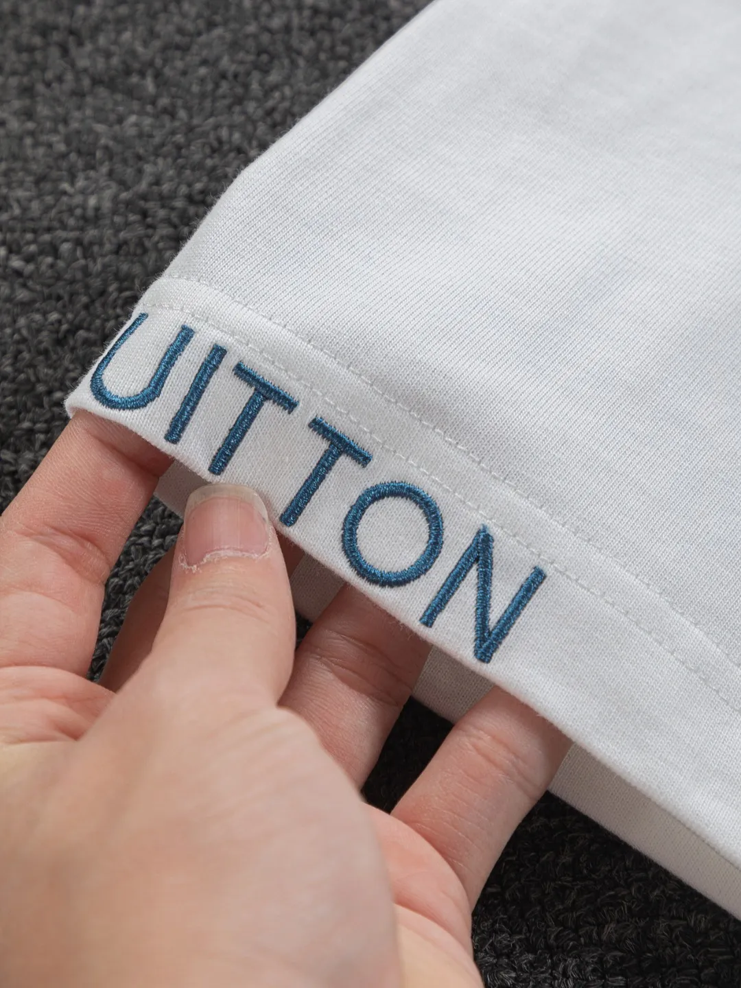 🅿️190 Louis Vuitton 1V LV micro-wide version S-XL LV 26ss new product counters are available at the same time. Multiple craftsmanship, simple letters embroidery on the collar + simple letter logo on the cuffs 🪡 embroidery, round neck short-sleeved T-shirt, same style for men and women! Consigned to one-to-one creation. Synchronized with the official website, pure cotton fabrics at the counter! It is close to the skin and comfortable, durable and easy to wear. It has a classic and simple logo design and meticulous original craftsmanship. Short-sleeves, a must-have item for men, do not appear to be the same for the general public, but must be unique and eye-catching. This LV short-sleeve is all about quality, comfort, the same shape and fashion as always, including fabrics and cutting techniques. All of them have been made with great effort! 320 grams of washed pure cotton fabric, pure cotton is breathable, very refreshing and comfortable for daily wear. The rib knitting on the neckline is smooth and tight, and the neckline will not be skewed if you toss it at will. The loose version, you will find that it looks really good on the upper body. The overall is minimalist and neat, super versatile for daily use! Pair it casually with a pair of pants for a youthful look. A T-shirt will make your outfit crazy. It is a fashionable item that can never go wrong! Color: Black White Size: S-XL Size chart: S: Shoulder width 50-Bust 56-Length 70 M: Shoulder width 52-Bust 57-Length 72 L: Shoulder width 54-Bust 59-Length 74 XL: Shoulder width 56-Bust 62-Length 76